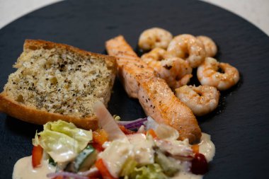 Bitki ve baharatlı lezzetli karidesler.