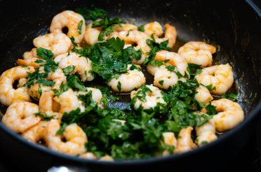 Bitki ve baharatlı lezzetli karidesler.