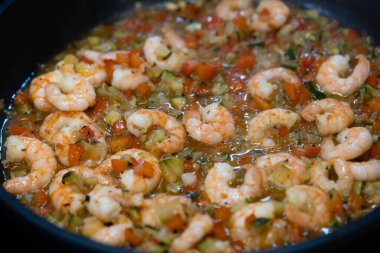 Bitki ve baharatlı lezzetli karidesler.