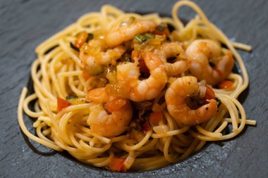 Bitki ve baharatlı lezzetli karidesler.