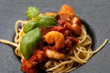 Bitki ve baharatlı lezzetli karidesler.