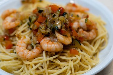 Bitki ve baharatlı lezzetli karidesler.