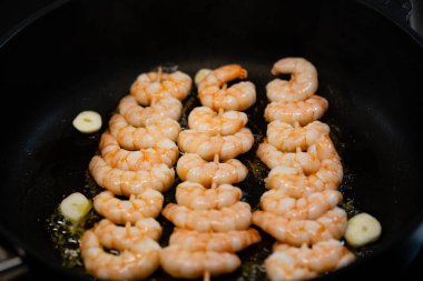 Bitki ve baharatlı lezzetli karidesler.