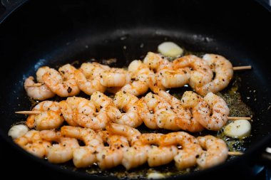 Bitki ve baharatlı lezzetli karidesler.