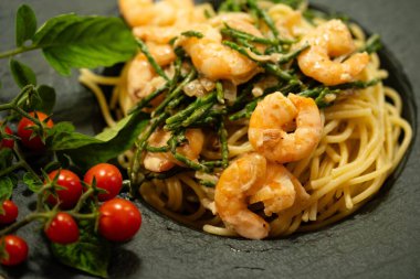 Bitki ve baharatlı lezzetli karidesler.