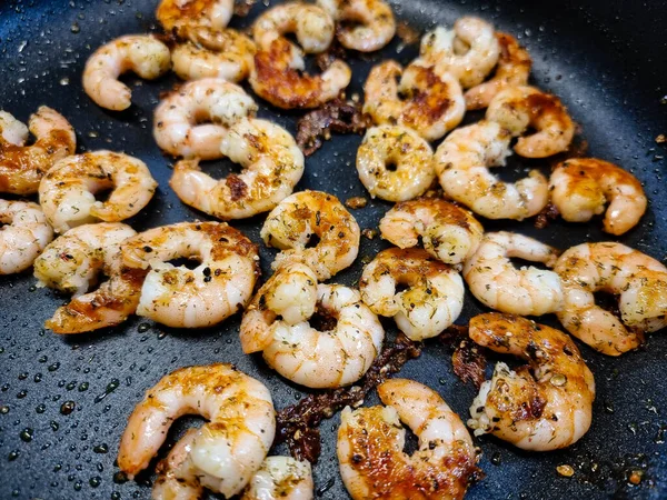 Bitki ve baharatlı lezzetli karidesler.