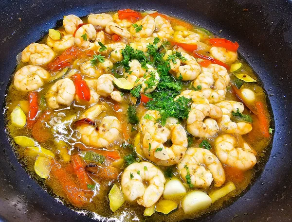 Bitki ve baharatlı lezzetli karidesler.
