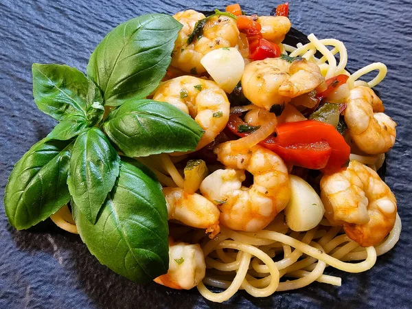 Bitki ve baharatlı lezzetli karidesler.