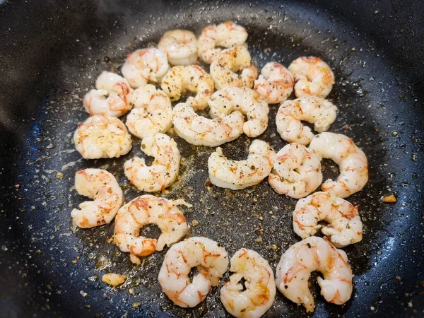 Bitki ve baharatlı lezzetli karidesler.