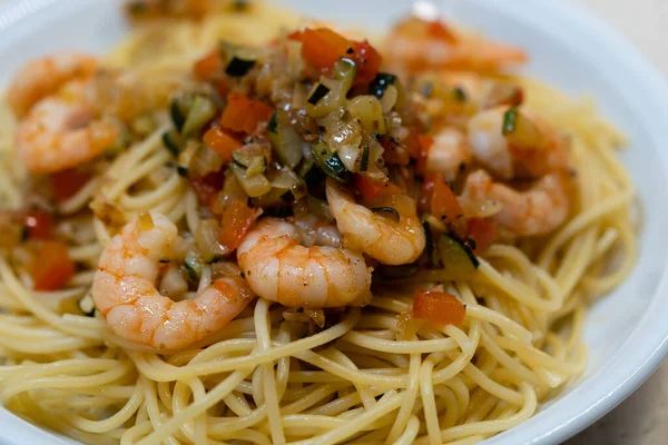 Bitki ve baharatlı lezzetli karidesler.