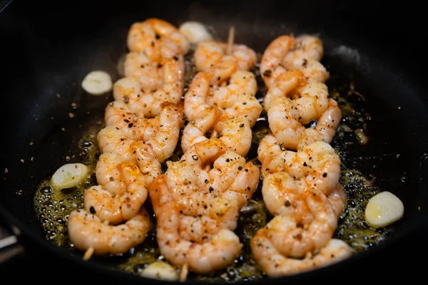 Bitki ve baharatlı lezzetli karidesler.