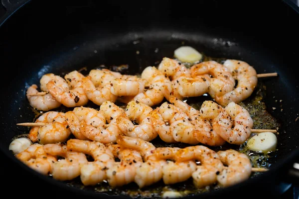 Bitki ve baharatlı lezzetli karidesler.