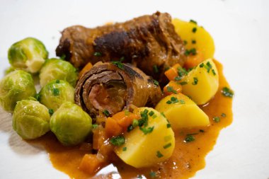 Patates ve sebzeli biftek çorbası.