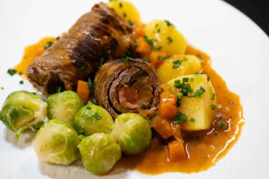 Patates ve sebzeli biftek çorbası.