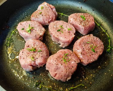 Orman mantarı ve krema soslu domuz filetosu.