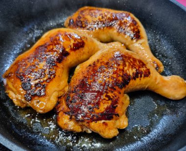 Kızarmış tavuk budu ve sebze.