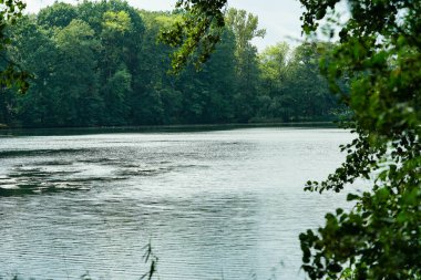 Appelbeck Gölü 'nün etrafında yürüyüş yolu.
