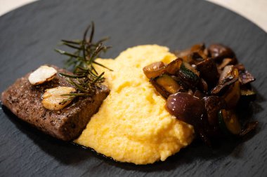 Biberiye, sarımsaklı biftek.