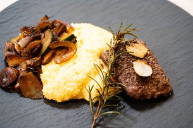 Biberiye, sarımsaklı biftek.