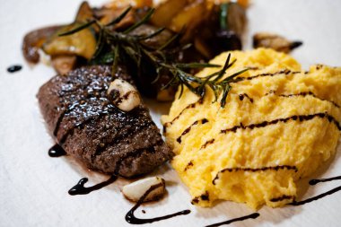 Biberiye, sarımsaklı biftek.