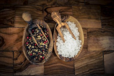 Dünyanın dört bir yanından zeytin ağacının üzerine tuz spesiyalitesi.