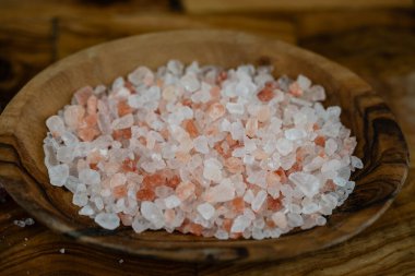 Dünyanın dört bir yanından zeytin ağacının üzerine tuz spesiyalitesi.