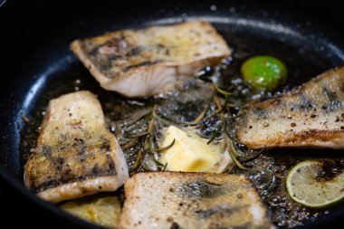 Tatlı su turna balığı fileto otlar ve baharatlarla