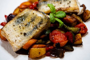 Tatlı su turna balığı fileto otlar ve baharatlarla