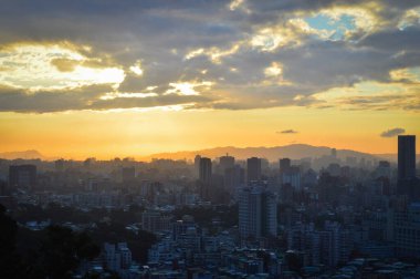 Gün batımında Xiangshan Yolu 'ndan Taipei..
