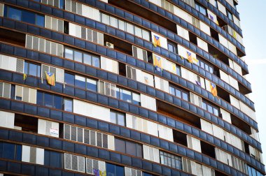 2018 'de Barselona, Katalonya, İspanya' da Katalonya bayraklı pencereler.