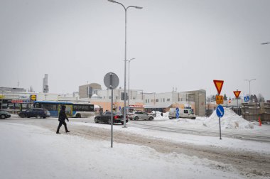 Kontula alışveriş merkezine yaklaşıyoruz, Helsinki, Ocak 2021