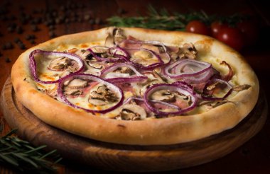 Pizza jambon, mantar, soğan ve peynir