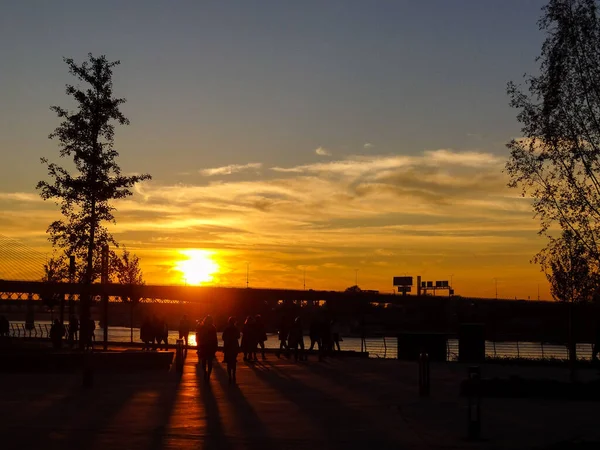 Silhouetten Von Menschen Während Des Herbstlichen Sonnenuntergangs — Stockfoto