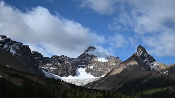 White Clouds Drift Slowly Blue Sky Majestic Mountain Range Forests — Stock Video