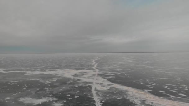Arriba Aérea Sobre Lago Congelado Que Está Cubierto Hielo Negro — Vídeos de Stock