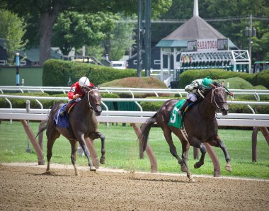 Blue Gem, iri bir bay colt ve Ricardo Santana Jr. 'ın tarihi ve sıcak Saratoga' da kazanması. Filo fotoğrafı