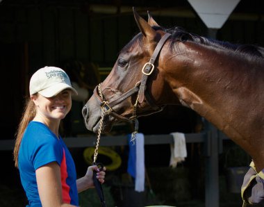 Saratoga 'da günlük yaşam, pistteki sabah rutininden sonra yarış atlarının bakımını üstleniyor. Atlar arka taraftaki ahır işçilerinin sevgisiyle yıkanıp ovuluyor. Filo fotoğrafı