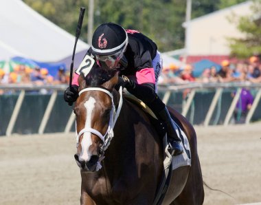 Whiskey & Frankie Pennington Projesi Pensilvanya Derbi Günü 'nde Parx Racing and Casino' da ilk kez kazandı. Fotoğraf saha içinden çekildi. Filo fotoğrafı.