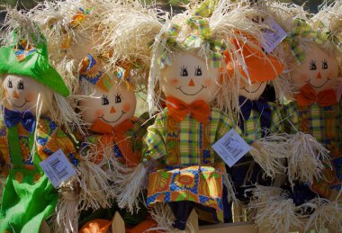 Şükran Günü için New York 'un taşralarından elma bahçesinde doldurulmuş oyuncak bebekler. Filo fotoğrafı