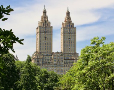 San Remo, Manhattan 'da 74. ve 75. caddelerin batısında Dakota' nın iki blok kuzeyinde bulunan 27 katlı lüks bir apartman dairesi. Filo fotoğrafı
