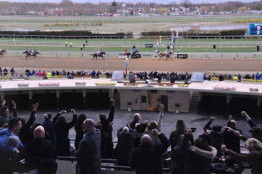 Şampiyon Vino Rosso jokey John Velazquez ile Aqueduct 'ta 21018 Wood Memorial kazığını kazandı. Filo fotoğrafı