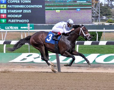 Copper Town & Johnny Vee, Belmont Parkı 'nda bu siyah hız topuyla açık farkla kazanıyor. Filo fotoğrafı