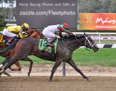 Firenze Fire ve Iraklı Ortiz Jr Belmont Parkı 'nda Good Magic' e karşı şampanya kazıklarını kazanıyorlar. Filo fotoğrafı