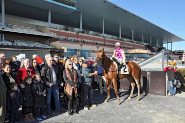 Hard Spun 'dan Copper, tarihi Aqueduct Hipodromu' nun eyerinde mutlu bir Angel Arroyo ile kazandı. Filo fotoğrafı