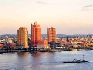 Long Island City, Queens New York. Mimari gökdelenleri ve lüks apartmanları var. Detaylar Manhattan 'da alındı. Filo fotoğrafı