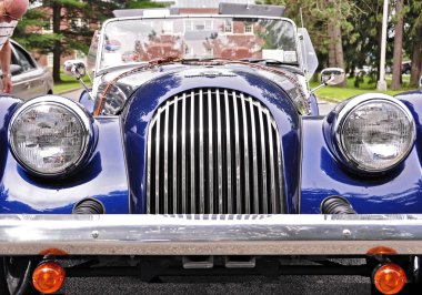 Muhteşem klasik Royal Blue Morgan yıllık Fasig Tipton Yearling satışları sırasında Saratoga sokaklarına park etti. Filo fotoğrafı