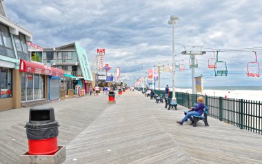 Seaside Heights, NJ 'deki Jersey Shore. Sandy Kasırgası sahili yerle bir etmeden önce sahilde harika bir aile eğlencesi, ikonik tahta kaldırımı ve lunapark treni. Filo fotoğrafı