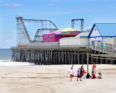 Seaside Heights, NJ 'deki Jersey Shore. Sandy Kasırgası sahili yerle bir etmeden önce sahilde harika bir aile eğlencesi, ikonik tahta kaldırımı ve lunapark treni. Filo fotoğrafı