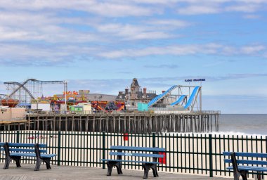 Seaside Heights, NJ 'deki Jersey Shore. Sandy Kasırgası sahili yerle bir etmeden önce sahilde harika bir aile eğlencesi, ikonik tahta kaldırımı ve lunapark treni. Filo fotoğrafı