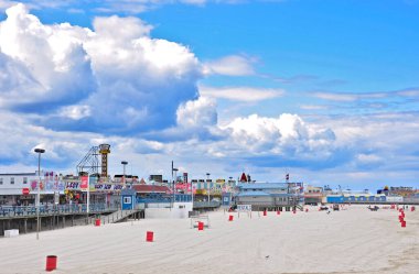 Seaside Heights, NJ 'deki Jersey Shore. Sandy Kasırgası sahili yerle bir etmeden önce sahilde harika bir aile eğlencesi, ikonik tahta kaldırımı ve lunapark treni. Filo fotoğrafı